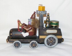 Füstölő zenélő vonat