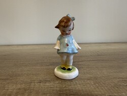 Kék ruhás katicás kislány