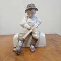 Csodás Zsolnay porcelán szobor: botot faragó fiú