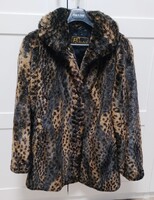 Műszőrme kabát, ocelotmintás.