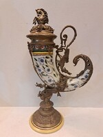 Bronz szerelékkel ellátott, festett porcelán bőségszaru, lovas fedelű kínáló dísztárgy