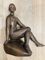 Marosán László ülő női akt szobor.