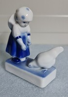 Zsolnay tyúkot etető lány, kézzel festett