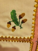 Sárga alapon makk mintás hímzett terítő szett