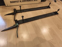 Zsanér és kovácsolt vasalat egy pajtaajtóról, kapuról, melléképület ajtajáról, kézi kovácsolás