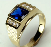 18 KARÁTOS ARANNYAL GALVANIZÁLT MAGAS FÉNYŰRE POLÍROZOTT , KRISTÁLY KŐVEL ÉKESÍTETT FÉRFI GYŰRŰ.