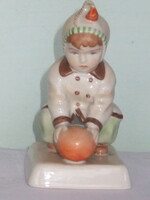 ZSOLNAY RITKA LABDÁVAL JÁTSZÓ GYEREK.PAJZSPECSÉTES