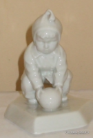 ZSOLNAY RITKA LABDÁVAL JÁTSZÓ GYEREK. PAJZSPECSÉTES.