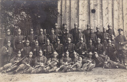 Katonai csoportkép német teljes felszerelés csúcsos sisak fotólap 1 Világháború