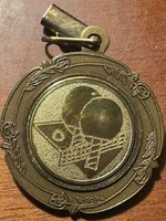 Régi asztalitenisz (pingpong) sportérem – bronzszínű, babérkoszorús