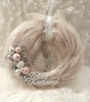 KARÁCSONYI AJTÓDÍSZ,PÚDER SZÍNÚ MŰSZŐRMÉS