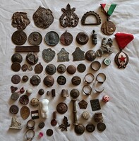 Háborús és egyébb apró tárgyak csak egyben eladóak. Monarchiás síp.Raktam még hozzá pár apróságot.