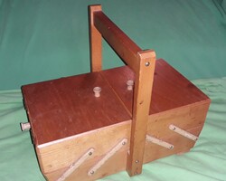 Régi jó állapotú füles HARMONIKA szétnyitható politúros fa varrós doboz 30x14x16 cm a képek szerint