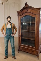Impozáns antik neobarokk stílusú üvegajtós szekrény