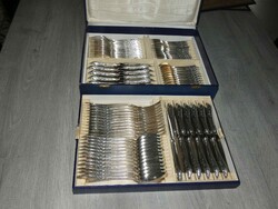 12 személyes, 84 darabos, nagyon szép állapotú, antik ezüstözött, rokokó mintás evőeszközkészlet