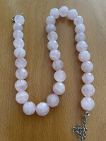 Elegáns nagyobb fazellált szemű 1.4 cm, a hossza 45 cm rózsakvarc gyöngysor.