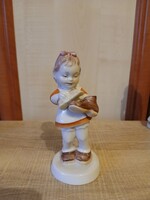 Royal dux cipöt pucoló kislány