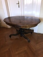 Polip lábú   ritkább stabilizált  megoldású szalon asztal , fiókos