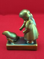 Zsolnay eozin tyúkot etető kislány