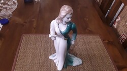 Orosz figurális porcelán hölgy.
