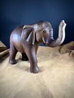 Fából faragott szépséges régi elefánt szobor