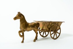 Vintage sárgaréz ló és nyitott kétkerekű kocsi – kézi öntésű dísztárgy