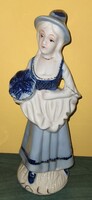 Kalapos hölgy porcelán szobor