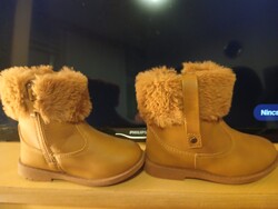 ÚJ! Bundás kiscsizma eladó - 22-es méret!