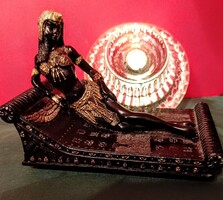 FÁRAÓ/nő/ - a kereveten. Festett kerámia szobor