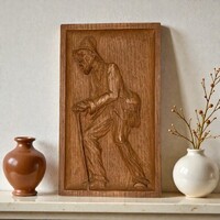 Öreg, megfáradt vándor tarisznyával faragott fa falikép, falidísz, 30 cm. népi iparművészet