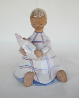 Berkovits Anna kerámia babázó kislány