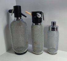 Fémhálós üveg szett, szódásüveg, habszifon és mixer.