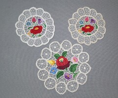 3 darab riselt  kalocsai áttört  terítő porcelán alá , kis méret
