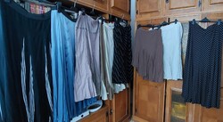 Női használt ruhacsomag: 8 db szoknya, 3 db blúz / kb. 46, 48 méret