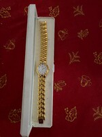 Festina Quartz aranyozott női karóra. Saját,eredeti dobozában. Nem volt használva. 19,50 cm hosszú.