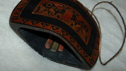 Indonez harang/kereplo kezzel festett