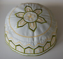 Muszlim arab sapka kufi topi / feher himzett