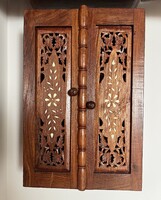 Indiai faragott fali szekrény