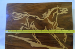 Intarziás faládika – vágtató ló motívummal- végkiárusítás