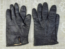 Fekete férfi bélelt bőrkesztű.