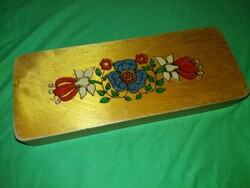Régi iskolai egyterű rekeszes virágdíszes festett fatolltartó 23 x 5 x 9 cm a képek szerint