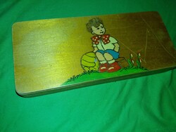 Régi iskolai egyterű foci labdás ülő kisfiú díszes festett fatolltartó 23 x 5 x 9 cm képek szerint