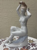 Aquincum porcelán fésölködő női akt.