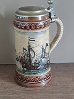 Kerámia sörös korsó, ón fedeles, vitorlás hajós jelenet
