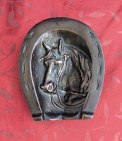 Lófejes szerencsehozó patkó, bronz, jelzett.