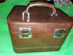 Nagyon szép barna kocka neszesszeres,sminkes női kézi táska koffer 21x21x29 cm a képek szerint