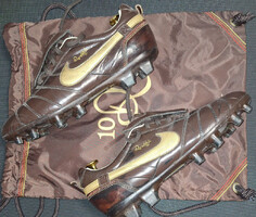 Nike Ronaldinho R10 FG Black/Gold Focicipő saját zsákjában (Használt)