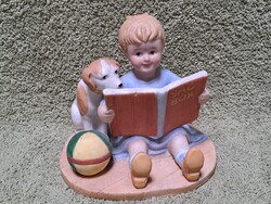 Kerámia figura, dísztárgy, nipp, könyvet olvasó kisfiú