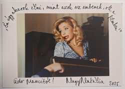 Nagy Natália írónő, színésznő által aláírt fénykép ("Én úgy akarok élni, mint azok az emberek...")