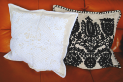 ÚJ! 2 db kézzel hímzett, kalotaszegi nagyírásos lenvászon díszpárna, fekete és fehér